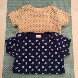🤑Two paw print onesies. Size 18M.